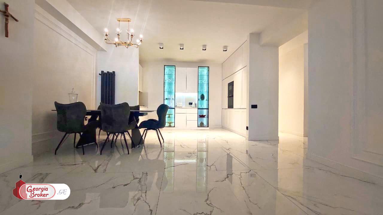 продается квартира с новым ремонтом 4-комнаты